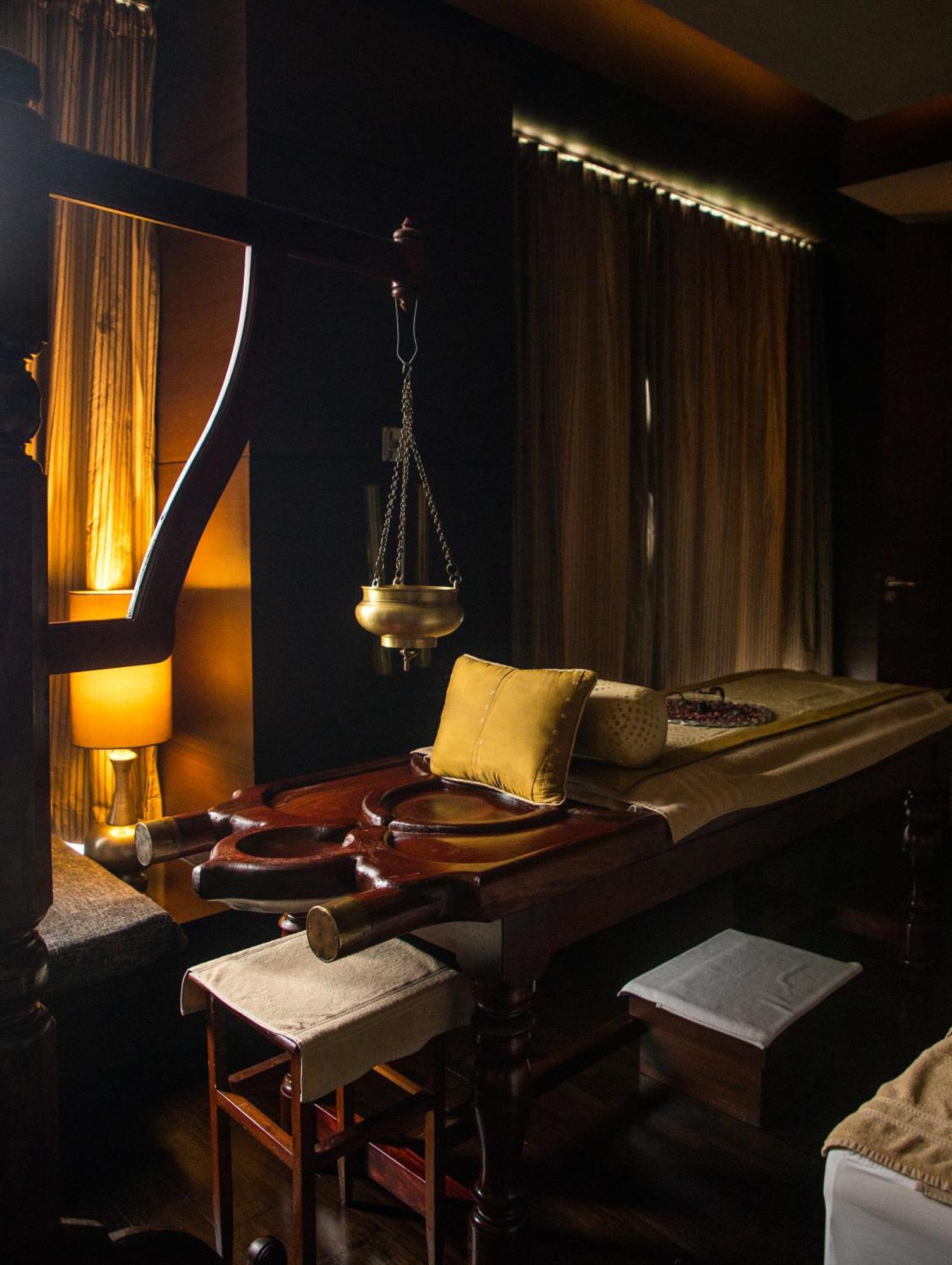 The Leela Ambience Gurugram Hotel & Residences - The Luxury Urban Sanctuary Gurgaon Exterior photo Ayurvedic massage table