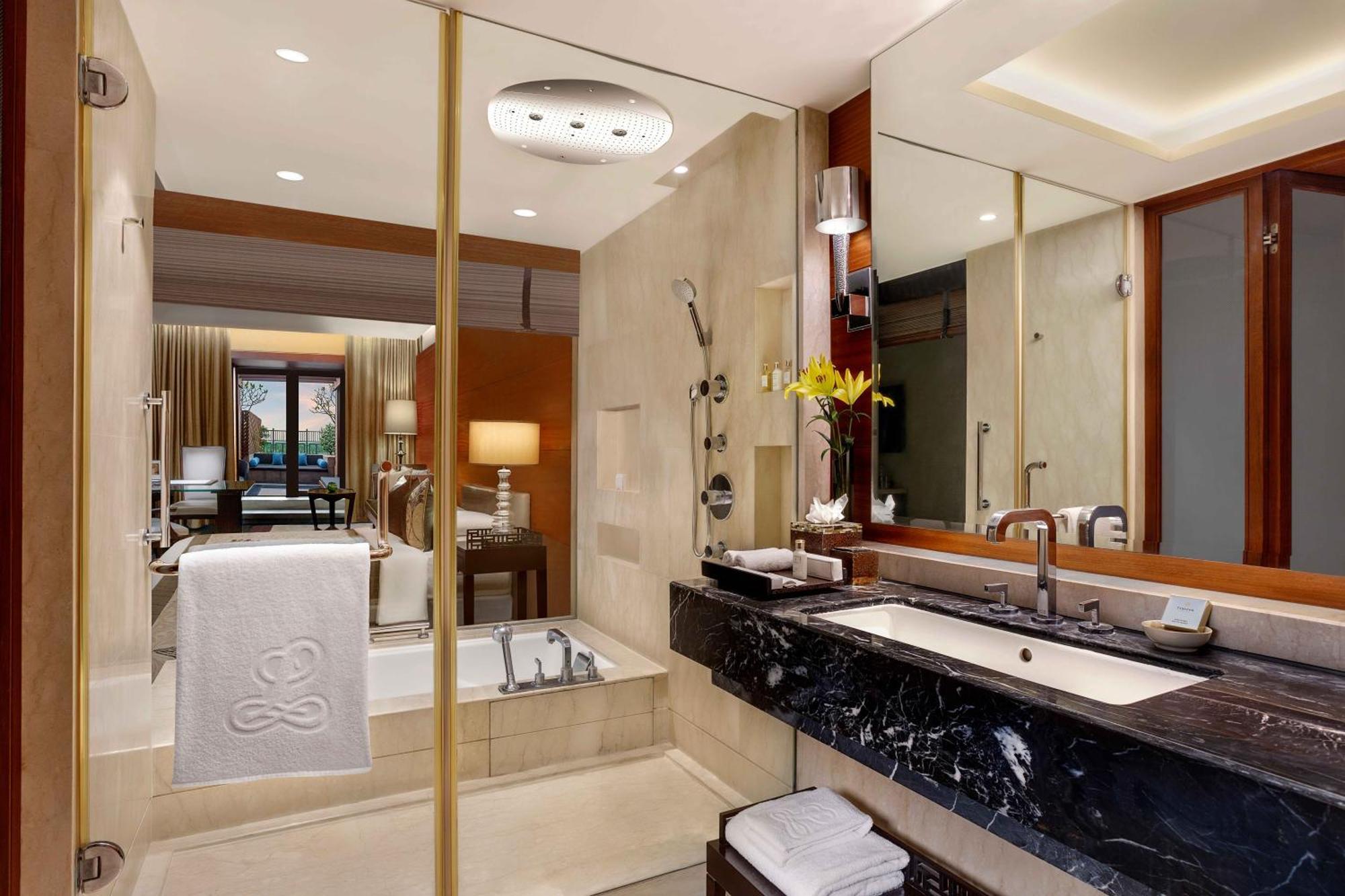 The Leela Ambience Gurugram Hotel & Residences - The Luxury Urban Sanctuary Gurgaon Exterior photo Bathroom