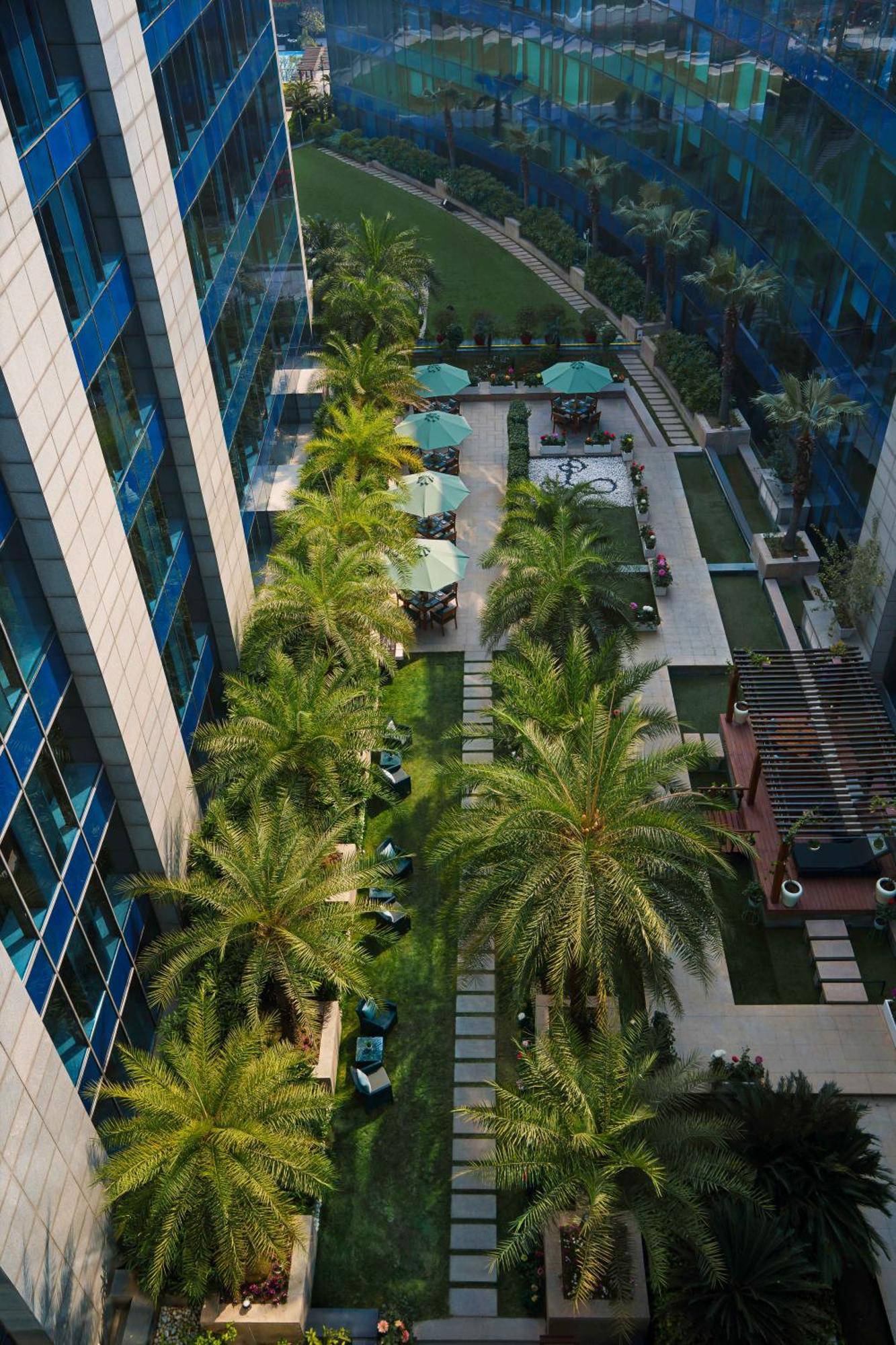The Leela Ambience Gurugram Hotel & Residences - The Luxury Urban Sanctuary Gurgaon Exterior photo The courtyard of the hotel